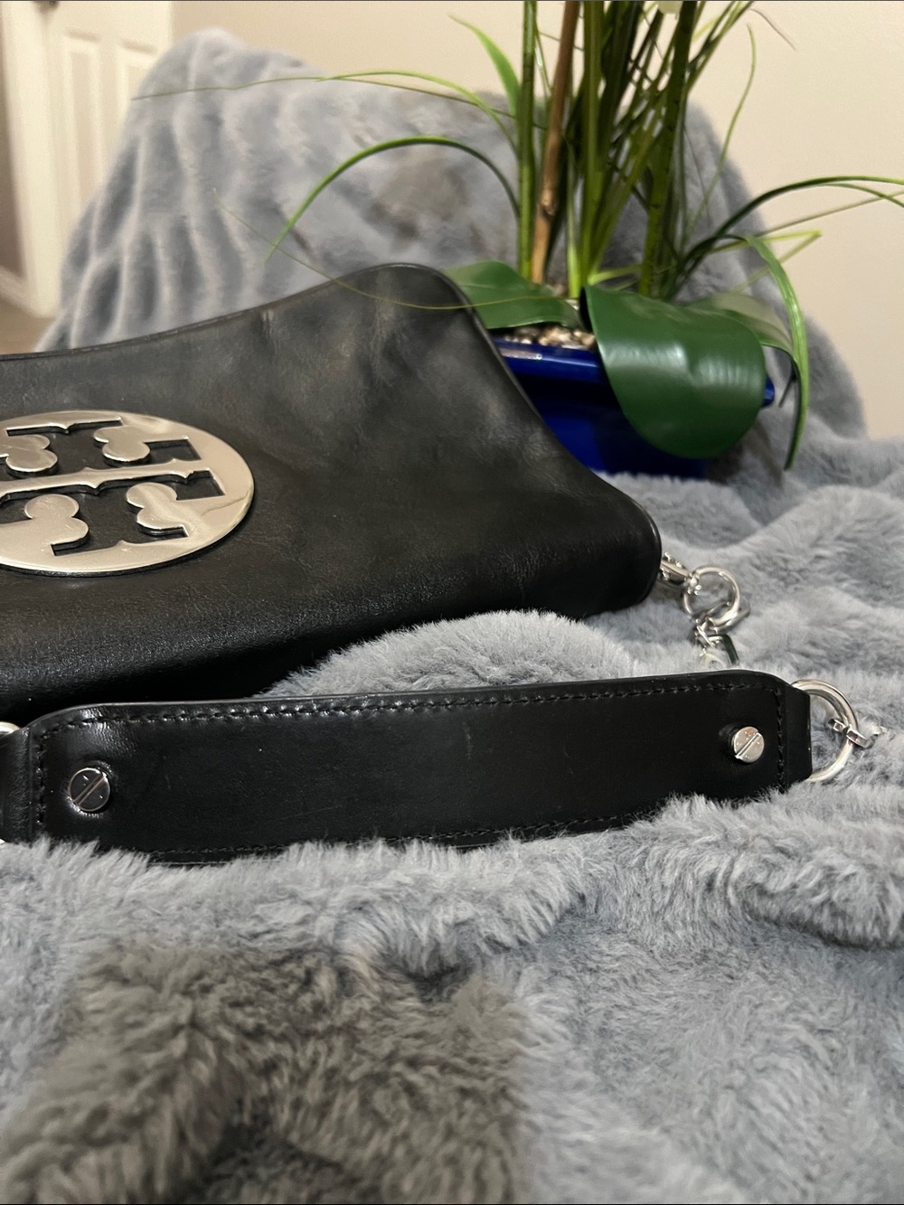 Tory Burch Reva $349 Black Leather Shoulder Bag Clutch Silver Logo EUC - Picture 5 of 10
